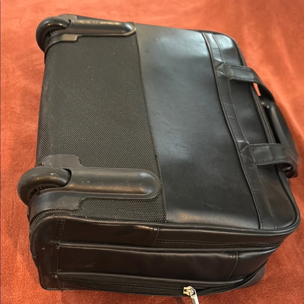 Solo Wheeled Black Laptop Bag for Business Travel - Picture 3 of 4